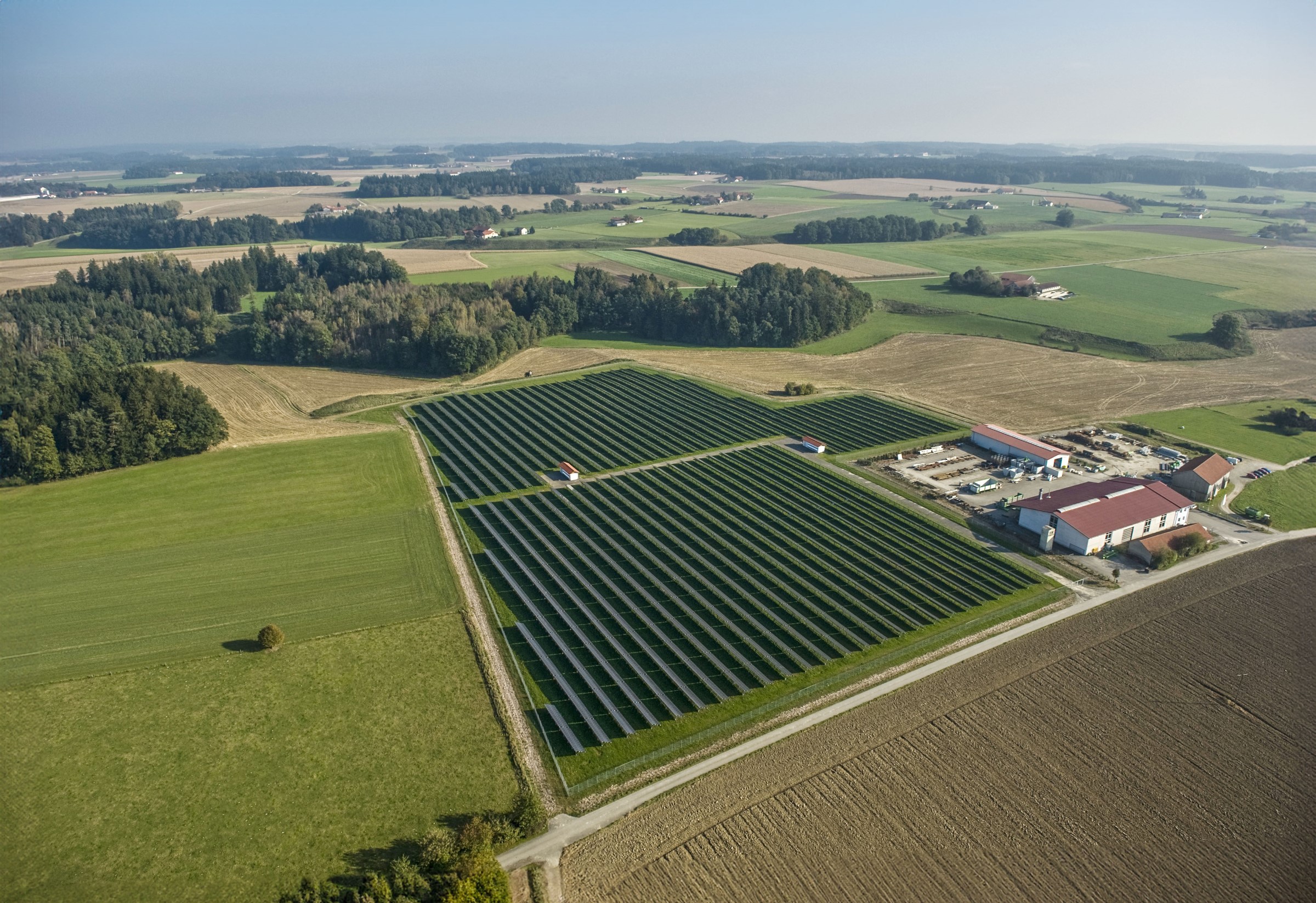 Solaranlage mit Drohe fotografiert