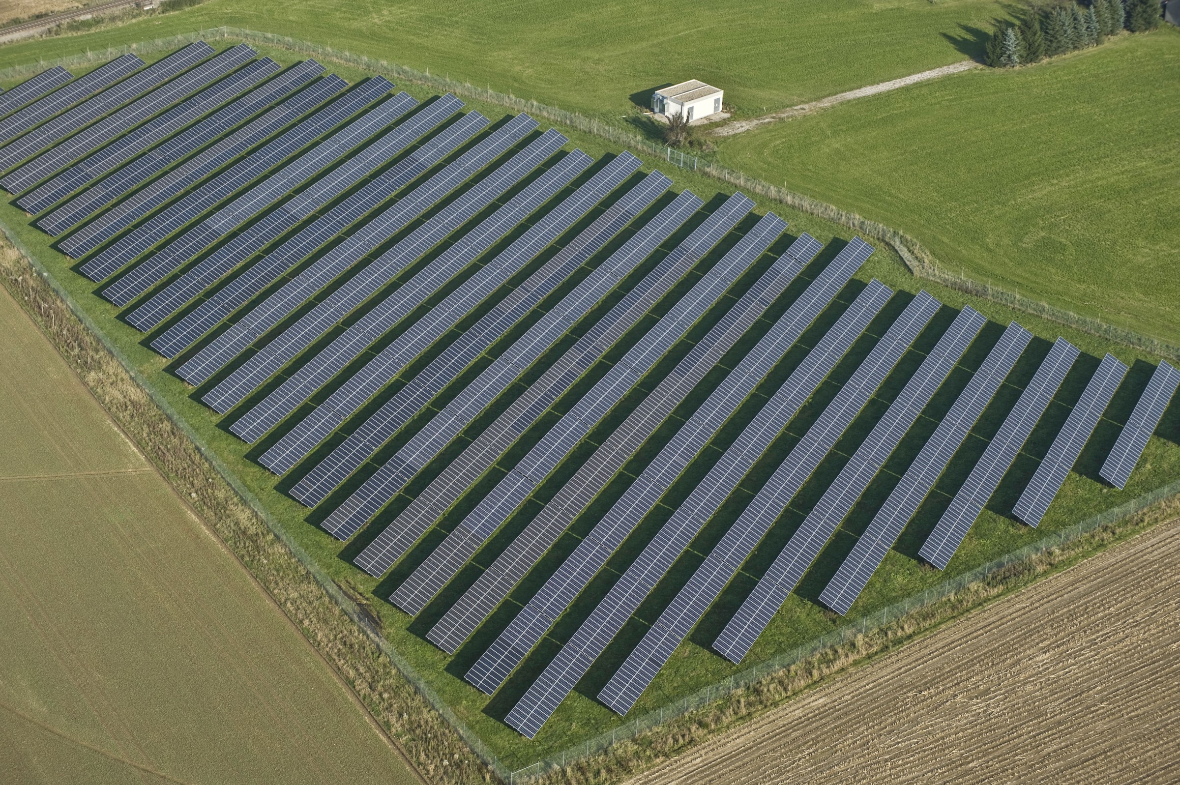 Solaranlage mit Drohe fotografiert