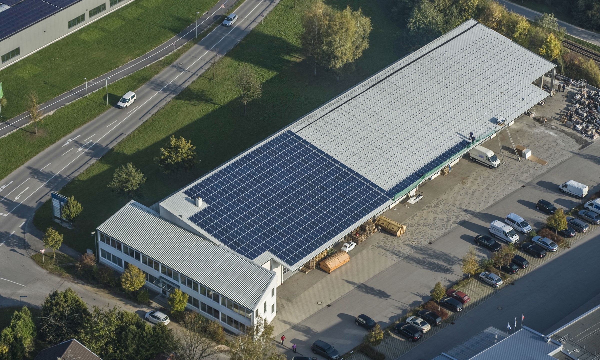 Solaranlage mit Drohe fotografiert