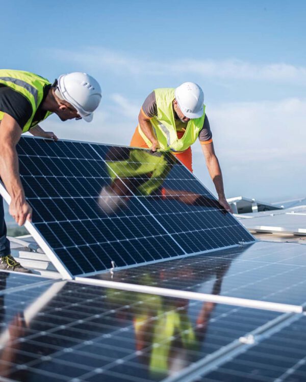 Solaranlage montieren mit Facharbeitern