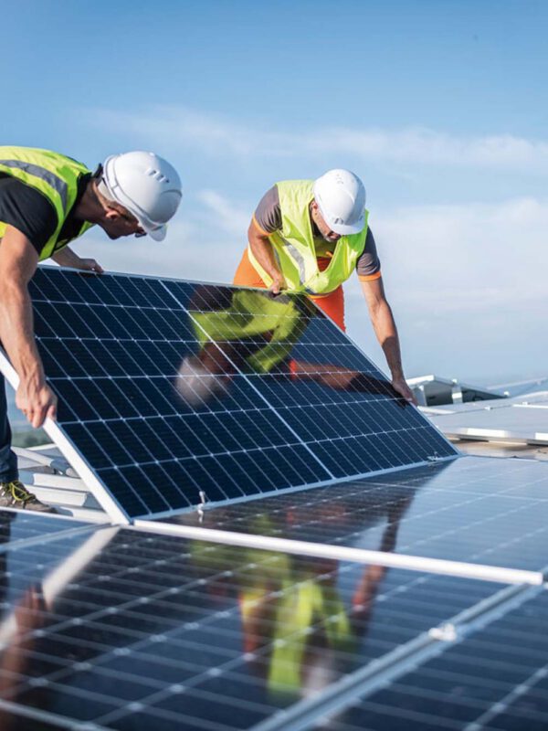 Solaranlage montieren mit Facharbeitern