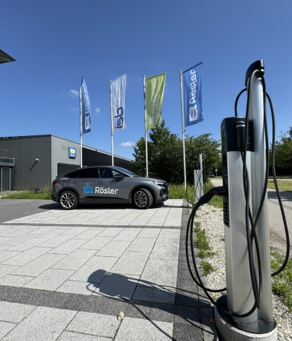 Elektro Rösler Außenansicht mit E-Tankstelle